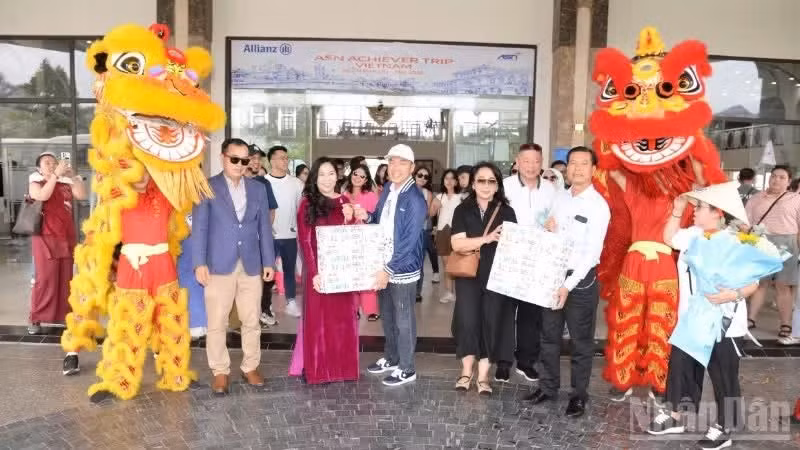 Representatives of My Tho Marina welcome the Indonesian tourist group.