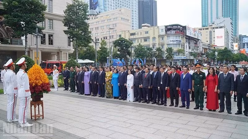The delegates lay flowers in tribute to President Ho Chi Minh at the Ho Chi Minh Statue Park on Nguyen Hue Street, District 1. (Photo: MANH HAO)