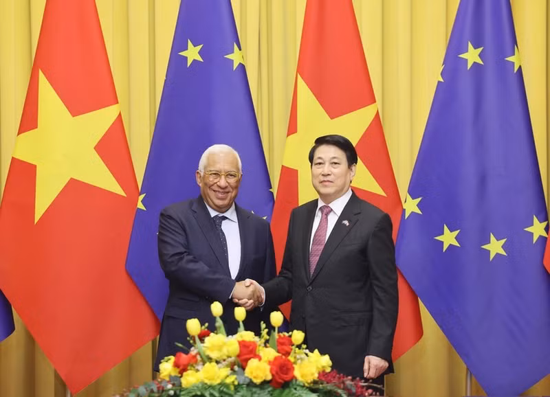 Vietnamese State President Luong Cuong (R) welcomes President of the European Council António Costa in Ha Noi. (Photo: VNA)