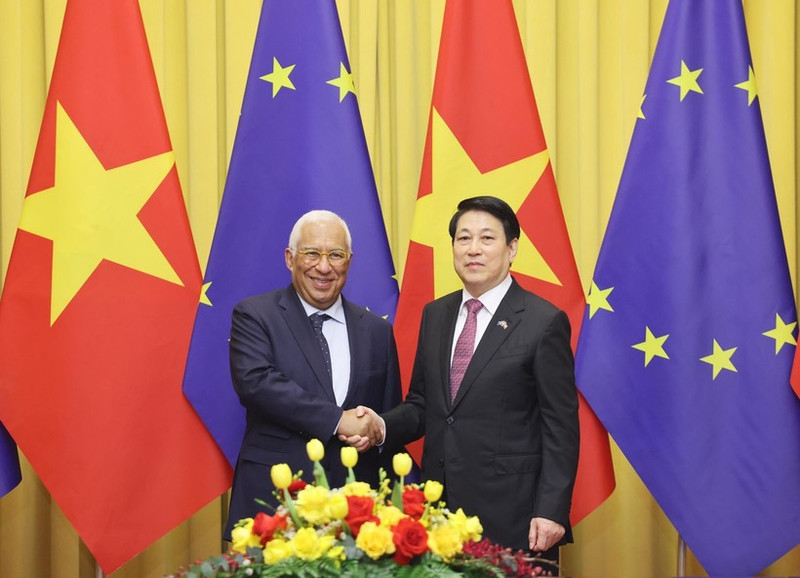 Vietnamese State President Luong Cuong (R) welcomes President of the European Council António Costa in Ha Noi. (Photo: VNA)