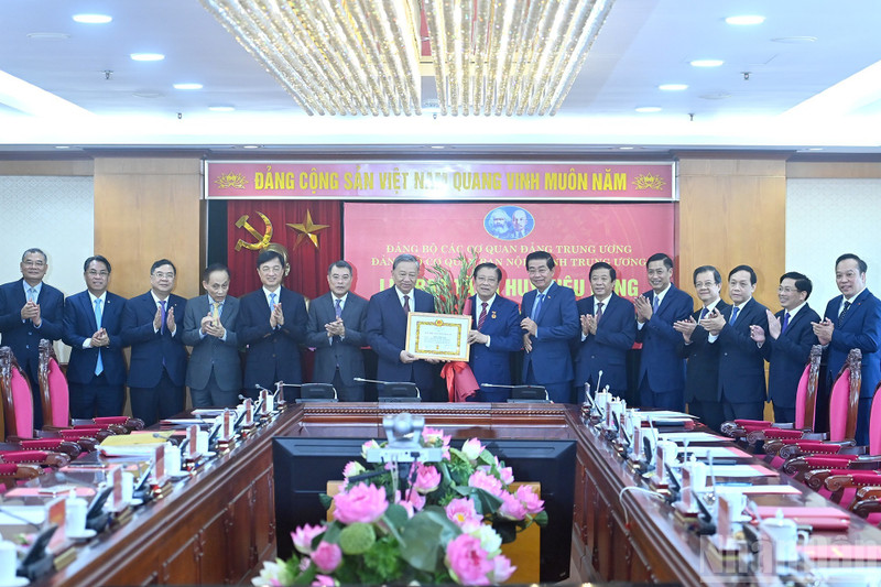 Party General Secretary To Lam presenting the 45-year Party membership badge to Politburo member, Secretary of the Party Central Committee and head of the commission Phan Dinh Trac in Ha Noi on August 28. (Photo: NDO)