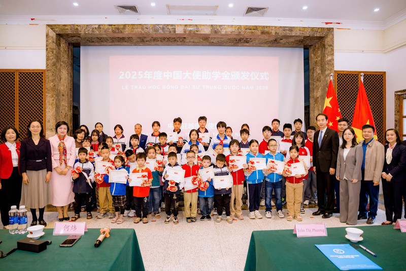 Students receive Chinese Ambassador's scholarships. (Photo: Chinese Embassy in Viet Nam)