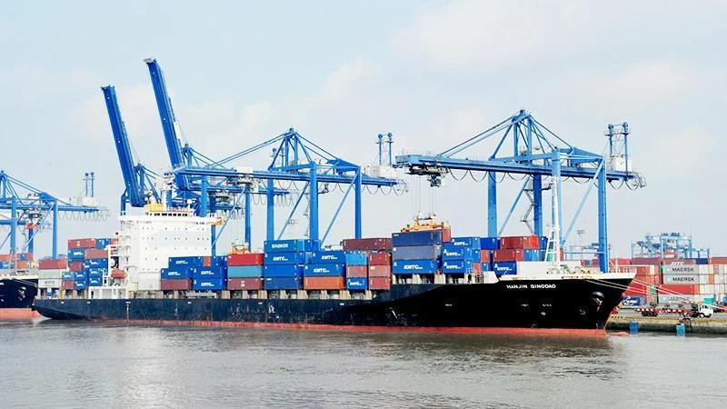 Businesses need to proactively develop risk prevention measures when signing transport contracts. (Photo: NAM NGUYEN)