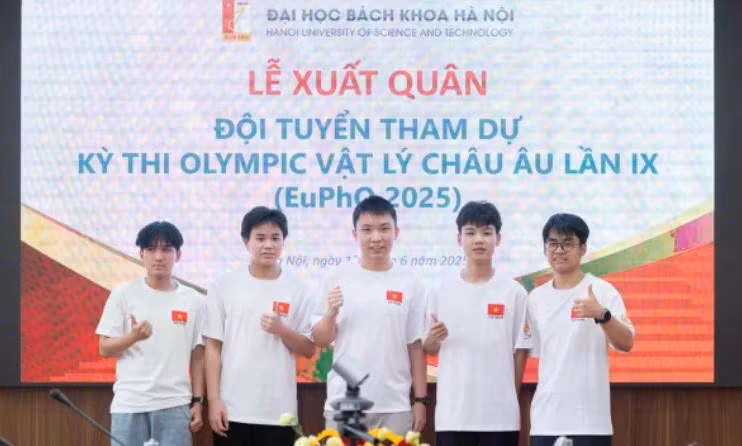 The Vietnamese team comprised five high school students at the European Physics Olympiad. (Photo: HUST)