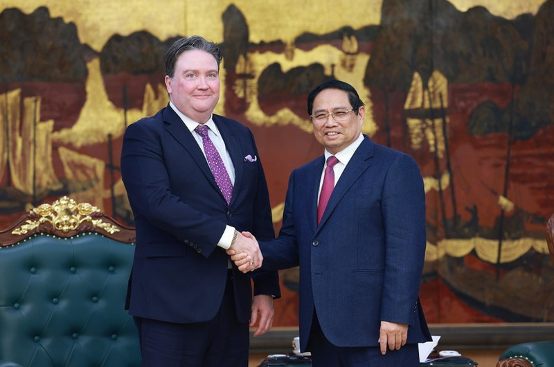 Prime Minister Pham Minh Chinh (R) receives outgoing US Ambassador to Viet Nam Marc Knapper in Ha Noi on January 10. (Photo: VNA)