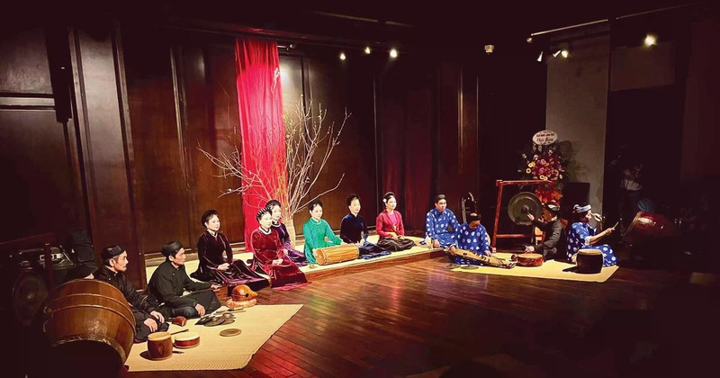 Artists of Dong Kinh Co Nhac perform in a rustic setting. (Photo: DONG KINH CO NHAC) 