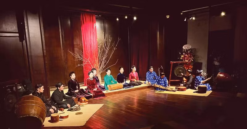 Artists of Dong Kinh Co Nhac perform in a rustic setting. (Photo: DONG KINH CO NHAC) 