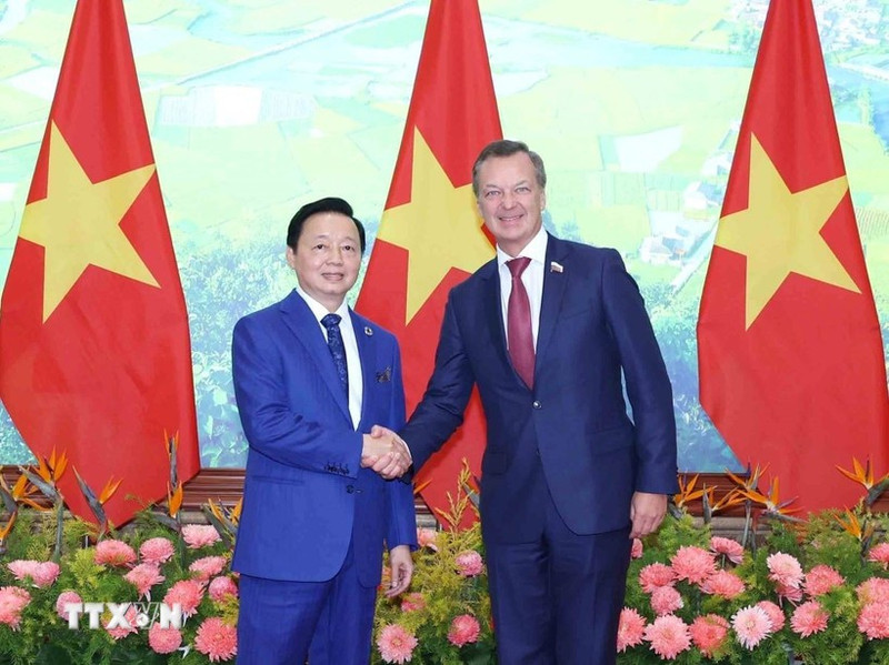 Deputy Prime Minister Tran Hong Ha (L) and Andrey Vladimirovich Yatskin, First Deputy Speaker of the Federation Council of Russia's Federal Assembly, in Ha Noi on December 1. (Photo: VNA)