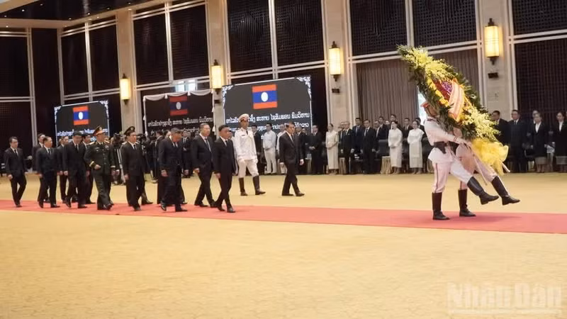 Politburo member, Standing member of the Communist Party of Viet Nam Central Committee's Secretariat Tran Cam Tu leads a high-level delegation of the CPV to attend the funeral service for Politburo member of the Lao People's Revolutionary Party (LPRP) Central Committee and President of the Lao National Assembly Xaysomphone Phomvihane on August 12, 2026. (Photo: NDO)