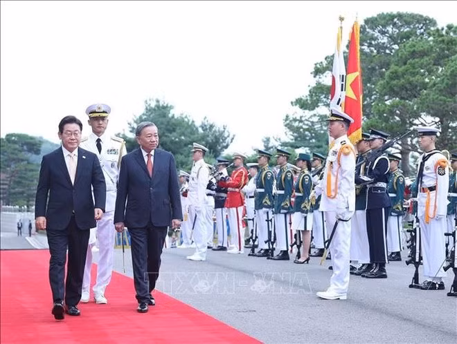 Party General Secretary To Lam and RoK President Lee Jae Myung inspect the guards of honour (Photo: VNA)
