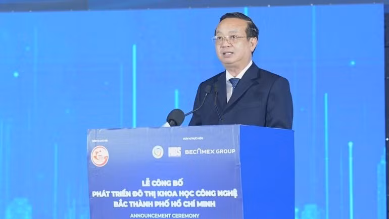 Vice Chairman of the Ho Chi Minh City People’s Committee Bui Minh Thanh delivers remarks at the ceremony.