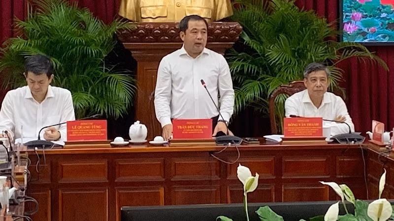 Politburo member Tran Duc Thang speaks at the working session.