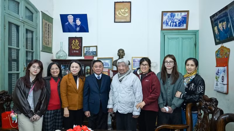 Permanent member of the Secretariat Tran Cam Tu pays pre-Tet visits to former Politburo member and Standing Member of the Politburo Pham The Duyet. (Photo: DUY LINH)