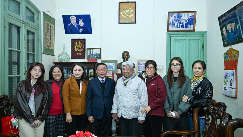 Permanent member of the Secretariat Tran Cam Tu pays pre-Tet visits to former Politburo member and Standing Member of the Politburo Pham The Duyet. (Photo: DUY LINH)
