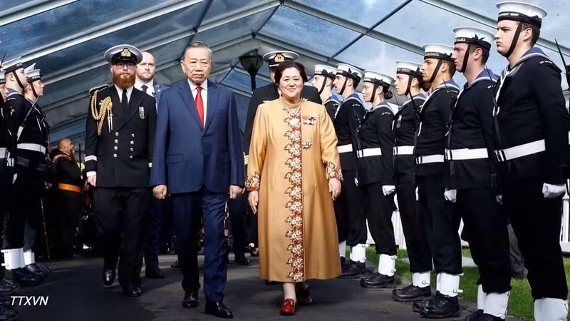 General Secretary of the Communist Party of Viet Nam Central Committee and President of Viet Nam To Lam (left) and Governor-General of New Zealand Dame Cindy Kiro review the guard of honour at the official welcome ceremony in Auckland on August 13, 2026. (Photo: VNA)