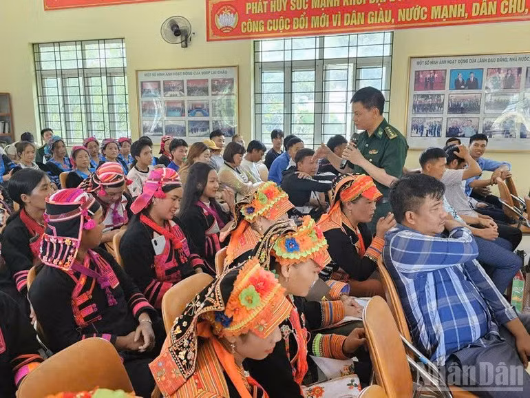 Lai Chau Border Guard organises communication activities on human trafficking prevention for ethnic minority communities in border and island areas. (Photo: Border Guard)