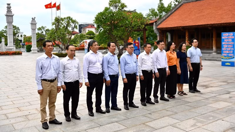 The delegation of the Viet Nam Journalists Association offers incense and flowers at the Memorial House dedicated to communist soldier Nguyen Duc Canh. (Photo: Duc Nghia)