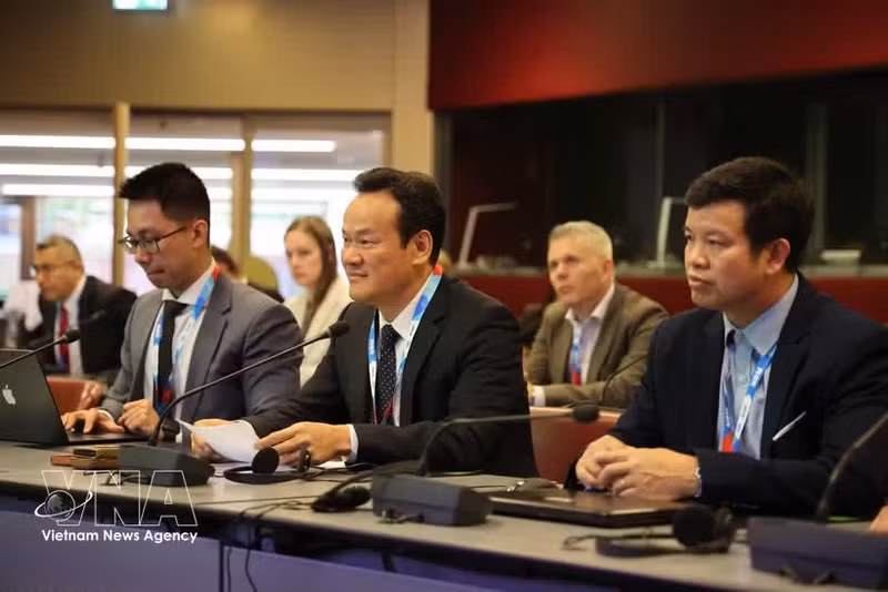 The Vietnamese delegation at an event held on the sidelines of the 29th International Meeting of Mine Action National Directors and United Nations Advisers. (Photo: VNA) 