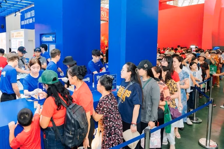 Vinamilk’s display and experience area welcomed a large number of visitors. This not only reflects the strong connection between consumers and the brand, but also highlights how Vinamilk continues to reinvent itself to engage the public in a more modern, effective, and intimate way. (Photo: Tinh Khong)