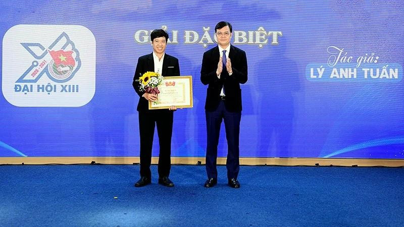 Bui Quang Huy, Member of the Party Central Committee and First Secretary of the Ho Chi Minh Communist Youth Union Central Committee (right), presents the Special Prize of the Logo Design Contest for the 13th National Youth Congress to Ly Anh Tuan.
