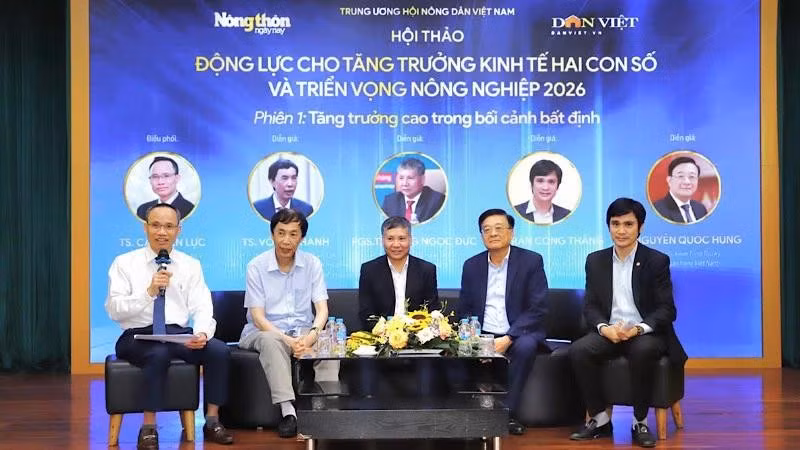 Speakers exchange views at the seminar.