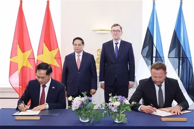 The two PMs witness the signing and exchange of a Memorandum of Understanding on cooperation between the Vietnamese Ministry of Foreign Affairs and the Estonian Ministry of Foreign Affairs. (Photo: VNA)