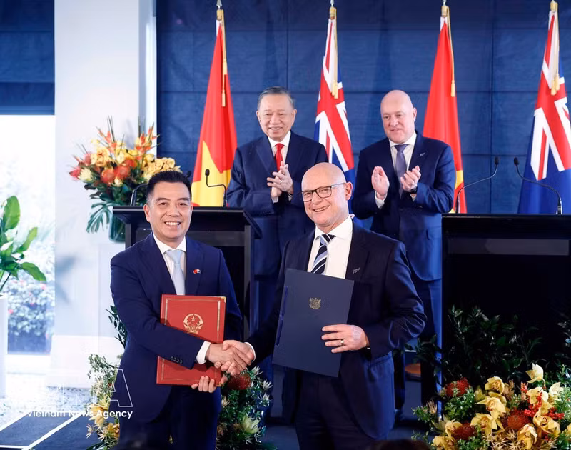 General Secretary of the Communist Party of Viet Nam Central Committee and President To Lam and New Zealand Prime Minister Christopher Luxon witness the exchange of cooperation documents between the two countries in Auckland on August 13, 2026. (Photo: VNA)