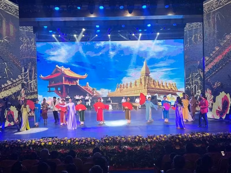 Vietnamese and Lao artists present performances honouring the great friendship, special solidarity, and comprehensive cooperation between the two countries (Photo: VNA)