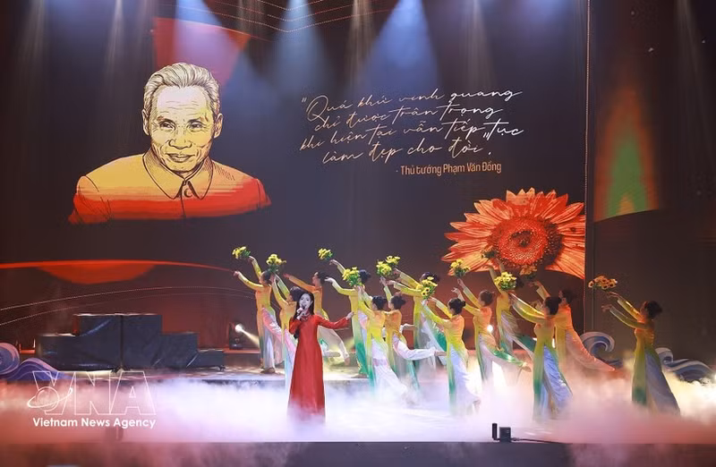 A performance in the special political art programme titled “Prime Minister Pham Van Dong – A lifetime for the nation and the people”. (Photo: VNA) 