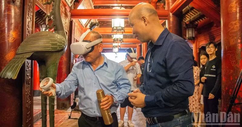 Tourists enjoy experiencing virtual reality systems at the Van Mieu–Quoc Tu Giam (Temple of Literature). (Photo: Ha Nam)
