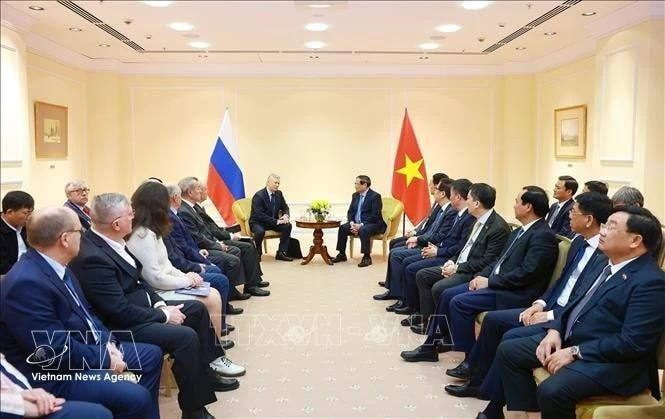 Prime Minister Pham Minh Chinh meets with President of the Russia–Viet Nam Friendship Association (RVFA) Vladimir Petrovich Buyanov, and Nikolay Nikolaevich Kolesnik, Chairman of the Russian War Veterans' Association (RWVA), who had fought in Viet Nam, in Moscow on March 25 (Photo: VNA)
