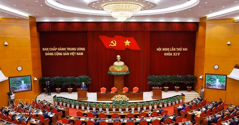 At the closing session of the second meeting of the 14th Party Central Committee. (Photo: VNA)
