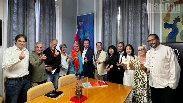 The working session between the Vietnamese delegation and the UNEAC. 