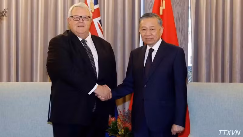 General Secretary of the Communist Party of Viet Nam Central Committee and President of Viet Nam To Lam (R) meets with Speaker of the New Zealand House of Representatives Gerry Brownlee in Auckland on August 13 (Photo: VNA)