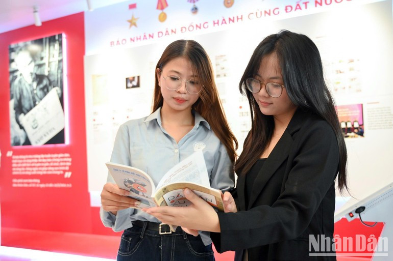 Nhan Dan Newspaper's special publication on Viet Nam Revolutionary Press attracts numerous young people.
