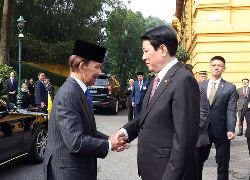 State President Luong Cuong (R) welcomes Sultan of Brunei Haji Hassanal Bolkiah (Photo: VNA) 