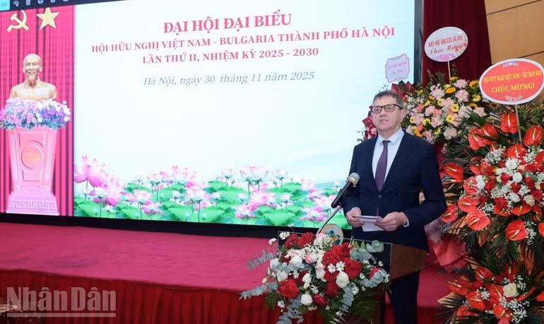 Ambassador Pavlin Todorov delivers remarks at the Congress.