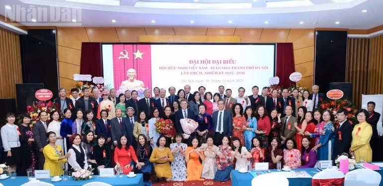 Delegates attending the Congress pose for a commemorative photo.