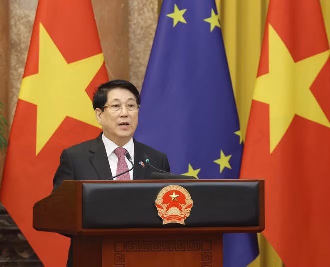 President Luong Cuong announces the outcomes of the talks at the joint press conference. (Photo: VNA)
