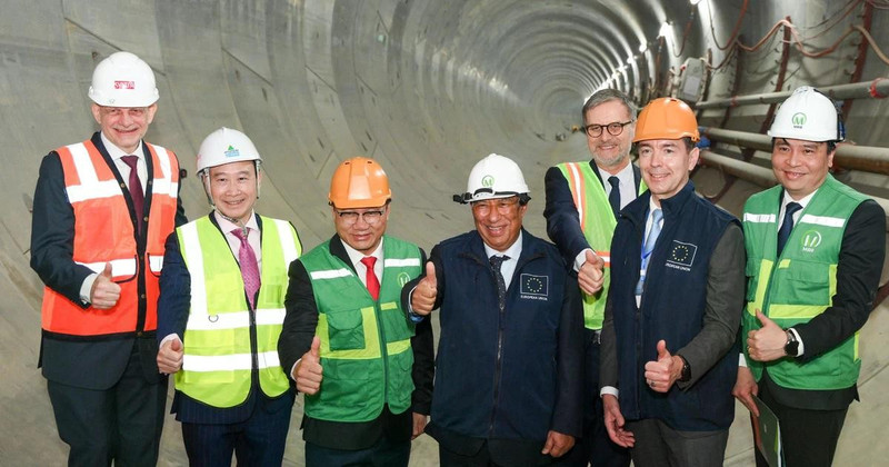 EC President António Costa and delegates at the construction site of metro line 3.