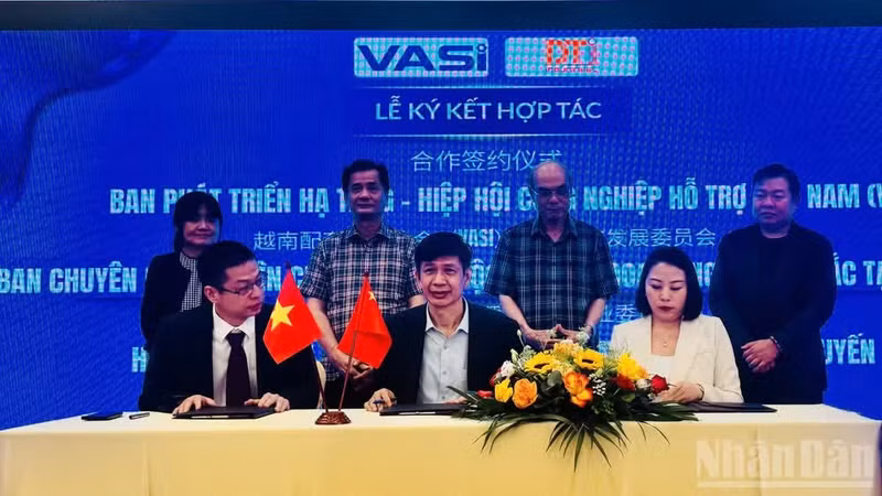 The signing ceremony of the MoU at the event.