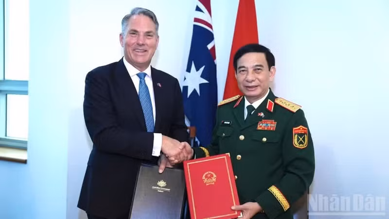 General Phan Van Giang and Deputy Prime Minister and Minister for Defence Richard Marles sign an updated Joint Vision Statement on advancing defence cooperation between the two countries’ defence ministries. (Photo: THU TRANG)