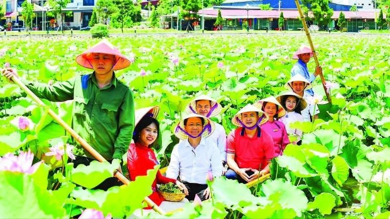 Representatives from travel agencies under the Ha Noi UNESCO Travel Club conduct a survey of a new tour in Hai Duong Province.
