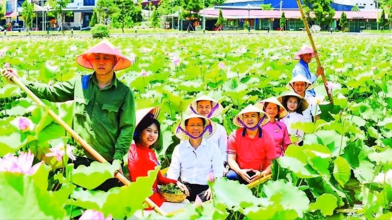 Representatives from travel agencies under the Ha Noi UNESCO Travel Club conduct a survey of a new tour in Hai Duong Province.