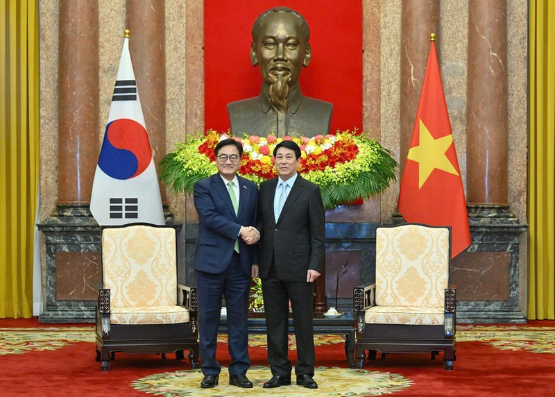 State President Luong Cuong (right) and Speaker of the National Assembly of the Republic of Korea Woo Won Shik at their meeting in Ha Noi on November 21, 2025 (Photo: NDO)
