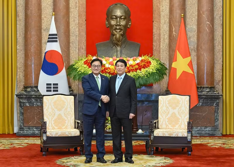 State President Luong Cuong (right) and Speaker of the National Assembly of the Republic of Korea Woo Won Shik at their meeting in Ha Noi on November 21, 2025 (Photo: NDO)