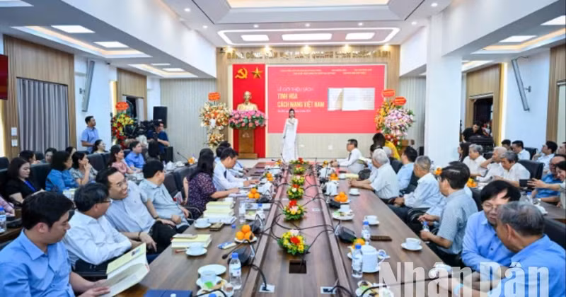 An overview of the launch ceremony. (Photo: THANH DAT)