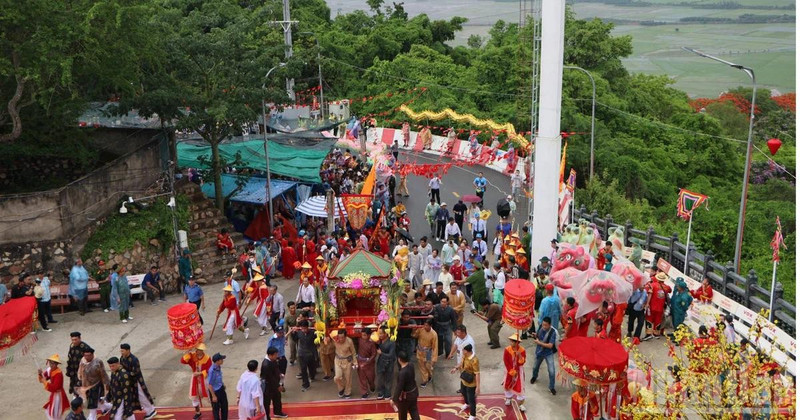 The Ba Chua Xu (Holy Mother of the Realm) Festival at Sam Mountain attracts large numbers of visitors.