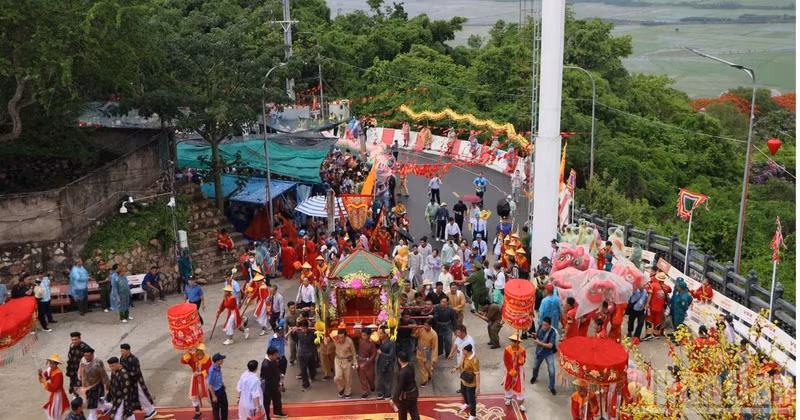 The Ba Chua Xu (Holy Mother of the Realm) Festival at Sam Mountain attracts large numbers of visitors.