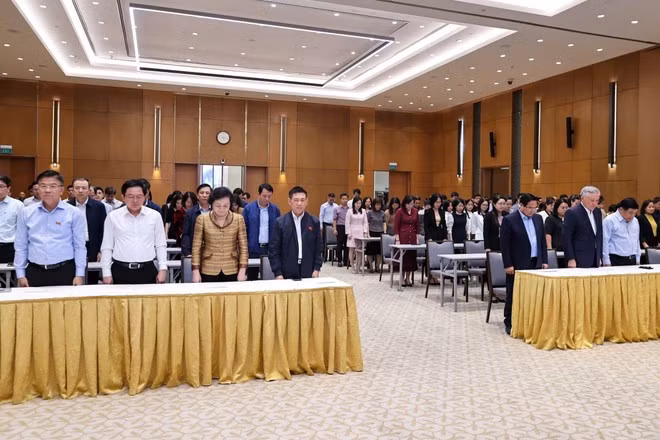 PM Pham Minh Chinh, joined by Government officials, the Cabinet’s Party Committee, advisory units and staff from the Government Office, observe a minute’s silence for victims (Photo: VNA)